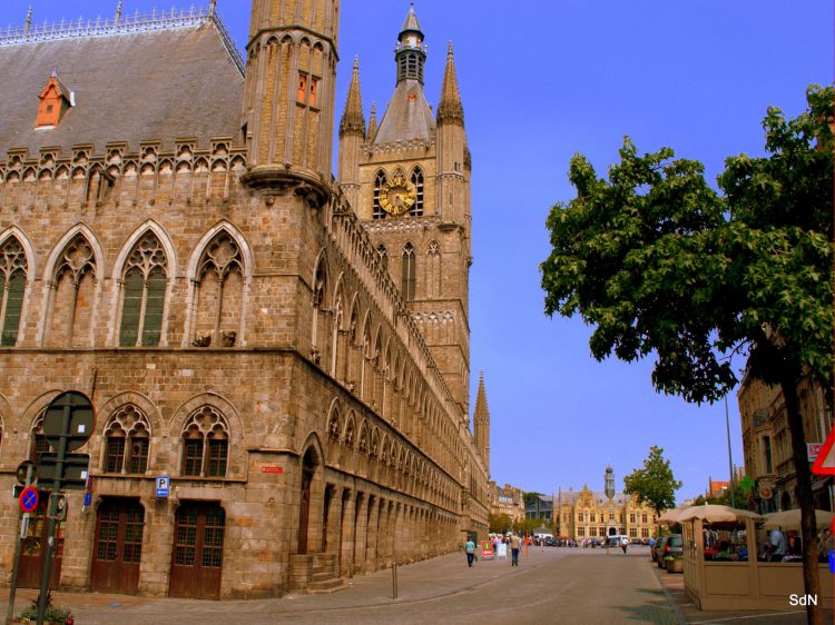 Fonds d'cran Constructions et architecture Edifices Religieux LES HALLES AUX DRAPS-YPRES 