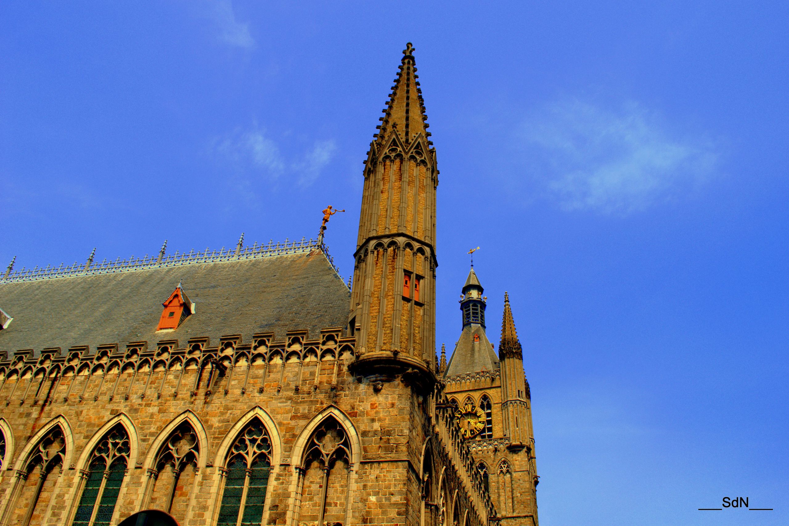 Fonds d'cran Constructions et architecture Edifices Religieux LES HALLES AUX DRAPS-YPRES 