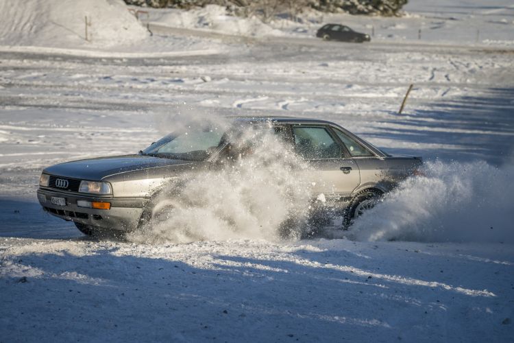 Fonds d'cran Voitures Audi Drift sur la neige