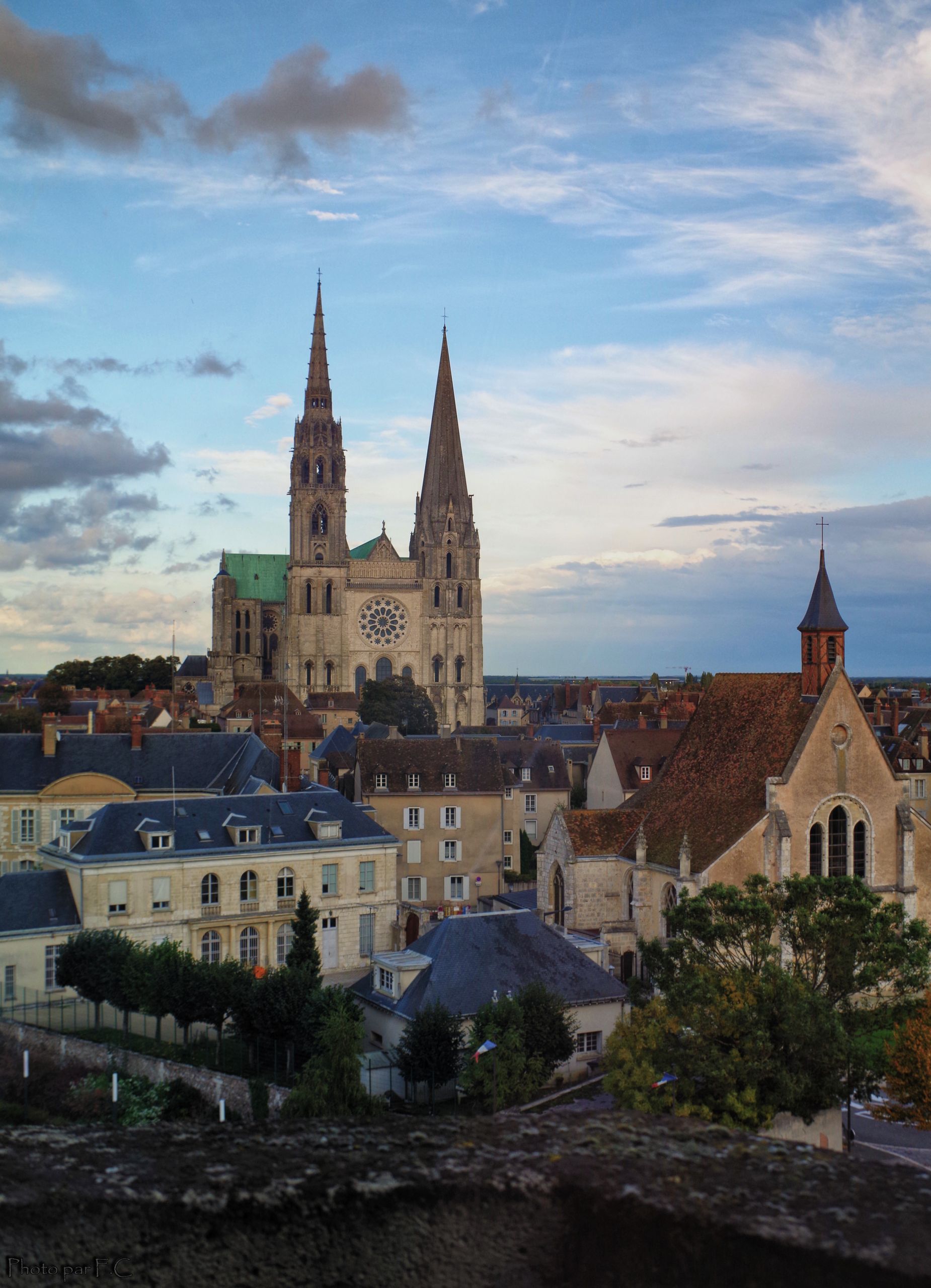 Fonds d'cran Constructions et architecture Villes - Villages Cathdrale de Chartres depuis la mdiathque