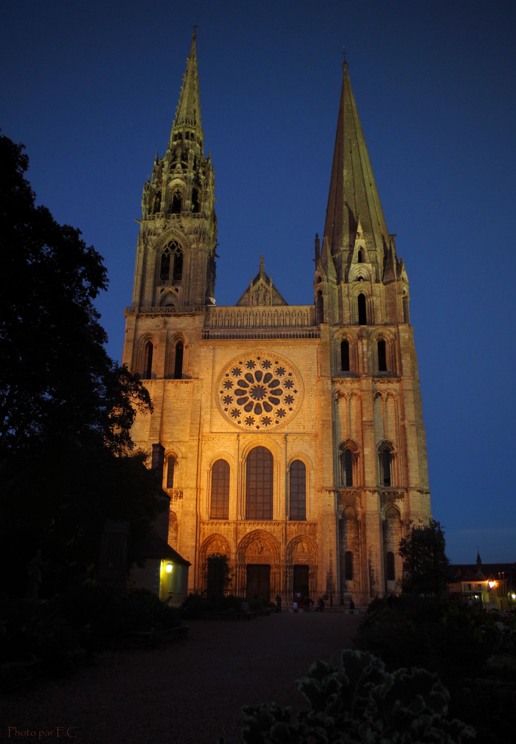 Fonds d'cran Constructions et architecture Villes - Villages Cathdrale de Chartres