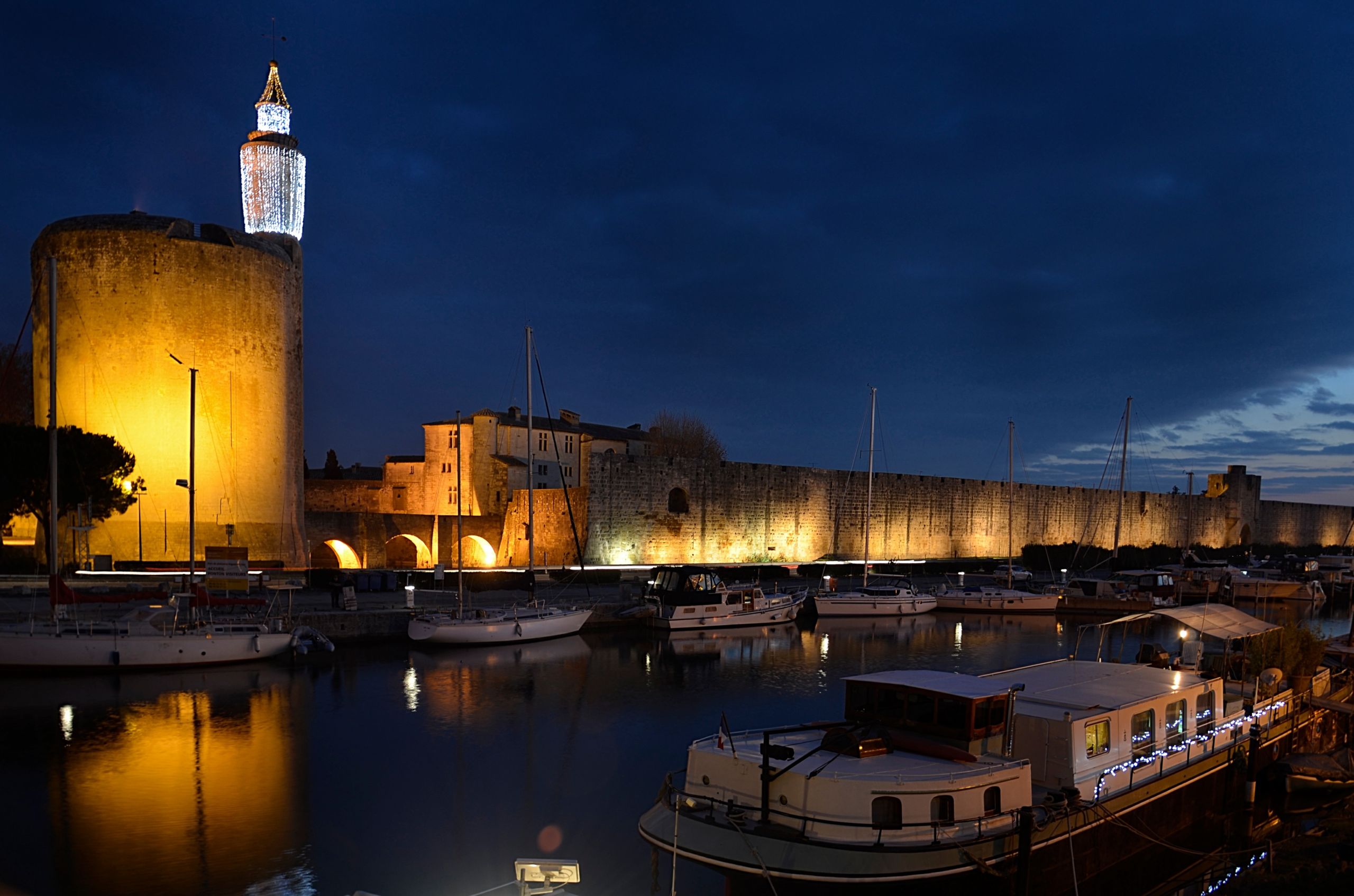 Wallpapers Constructions and architecture Harbours - Docks Les remparts d'Aigues-Mortes