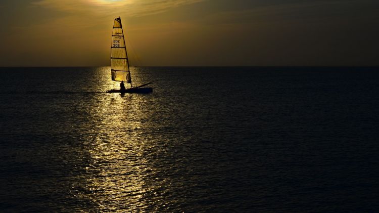 Fonds d'cran Sports - Loisirs Planche  Voile Entre mer et soleil