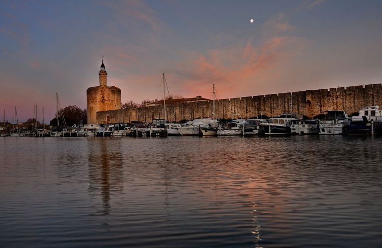 Fonds d'cran Constructions et architecture Ports - Quais La nuit tombe sur les remparts....