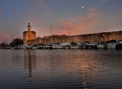  Constructions et architecture La nuit tombe sur les remparts....