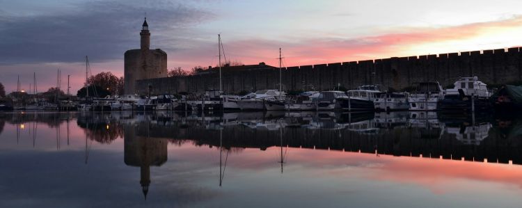 Fonds d'cran Constructions et architecture Ports - Quais les remparts d'Aigues-Mortes 