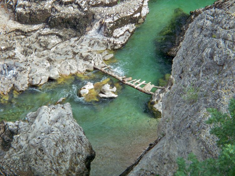 Fonds d'cran Nature Fleuves - Rivires - Torrents pont sur un ruisseau