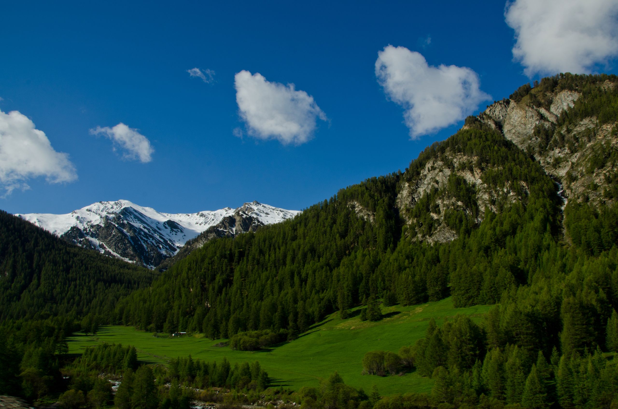 Fonds d'cran Nature Montagnes Queras, là ou on ne finira jamais de contempler les sommets.