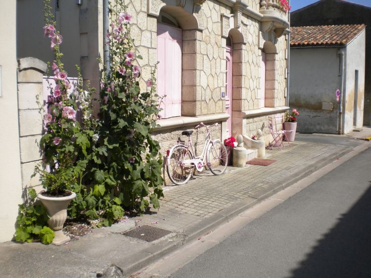 Fonds d'cran Voyages : Europe France > Poitou Charente La maison rose, l'Eguille (Charente-Maritime)