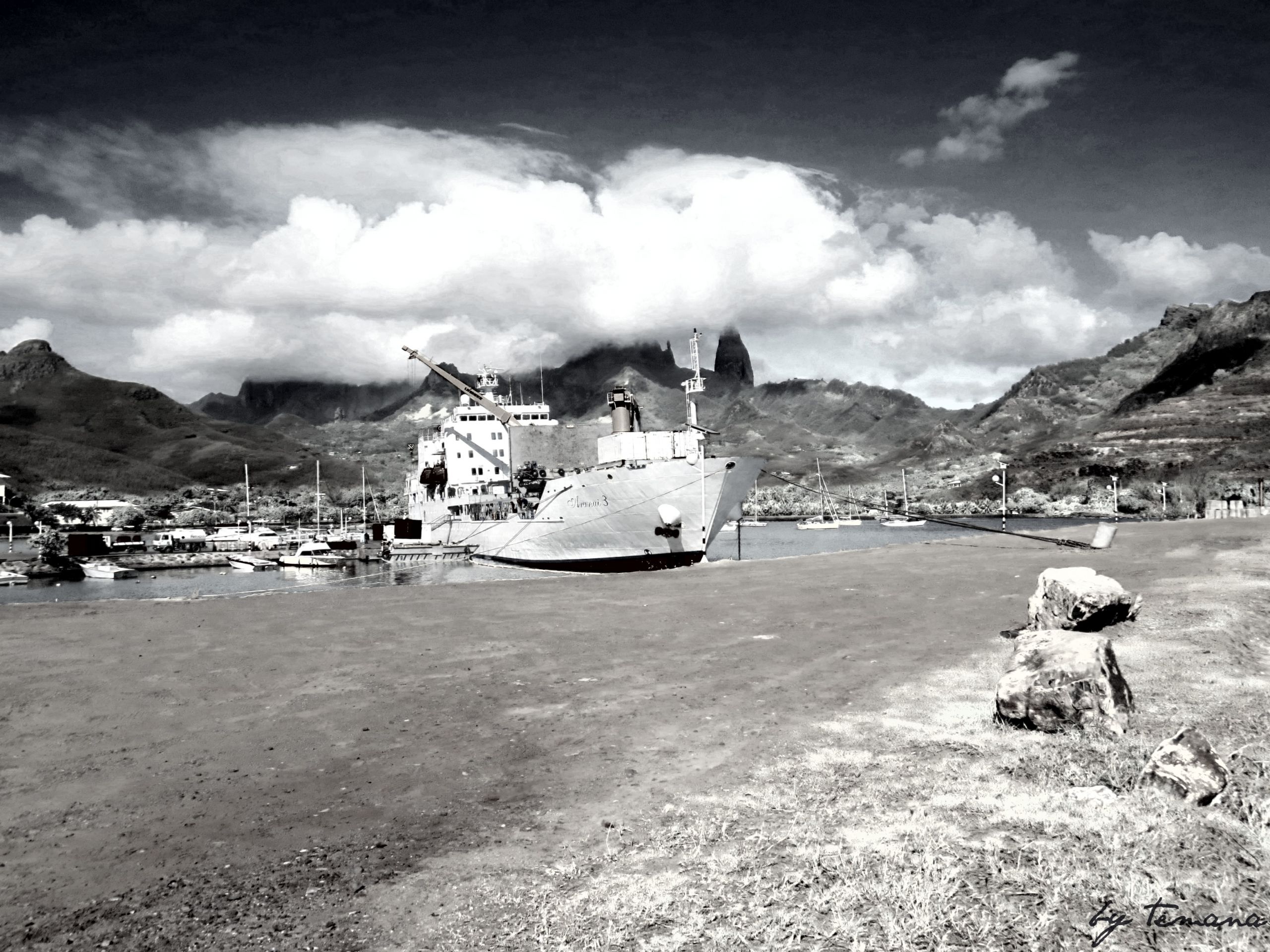 Fonds d'cran Bateaux Divers L'Aranui au port de Hakahau