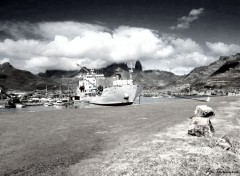  Bateaux L'Aranui au port de Hakahau