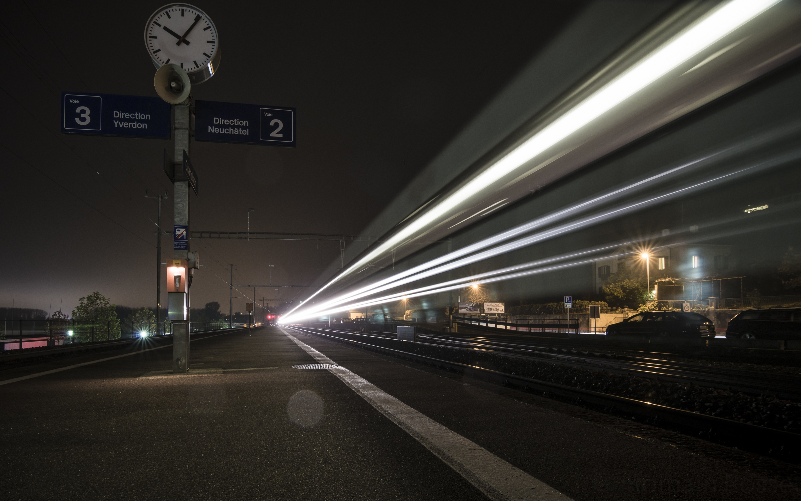 Fonds d'cran Constructions et architecture Gares - Rails Le train est  l'heure