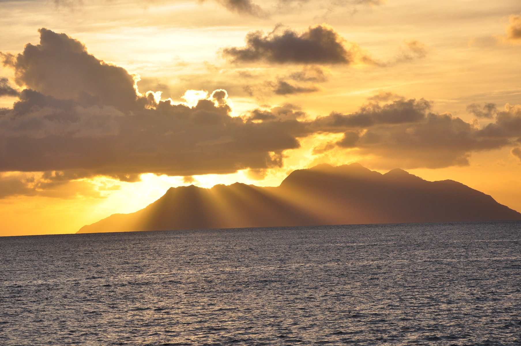 Fonds d'cran Nature Couchers et levers de Soleil Couch de soleil aux Seychelles