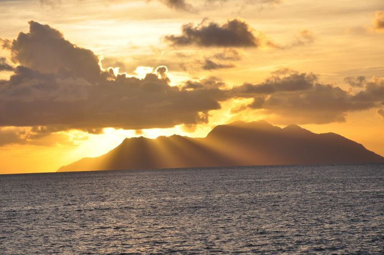 Fonds d'cran Nature Couchers et levers de Soleil Couch de soleil aux Seychelles