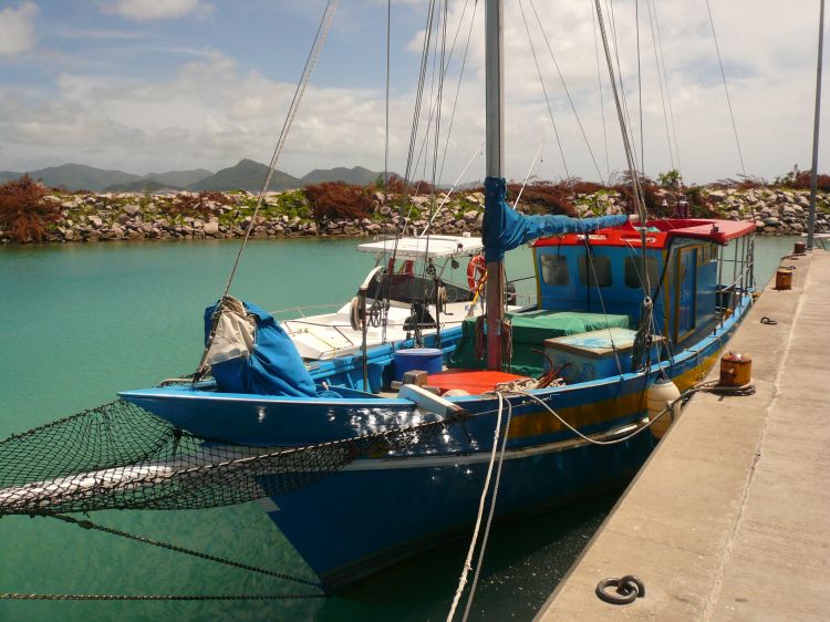 Wallpapers Boats Fishing Boats Petit port de La Digue (Seychelles)