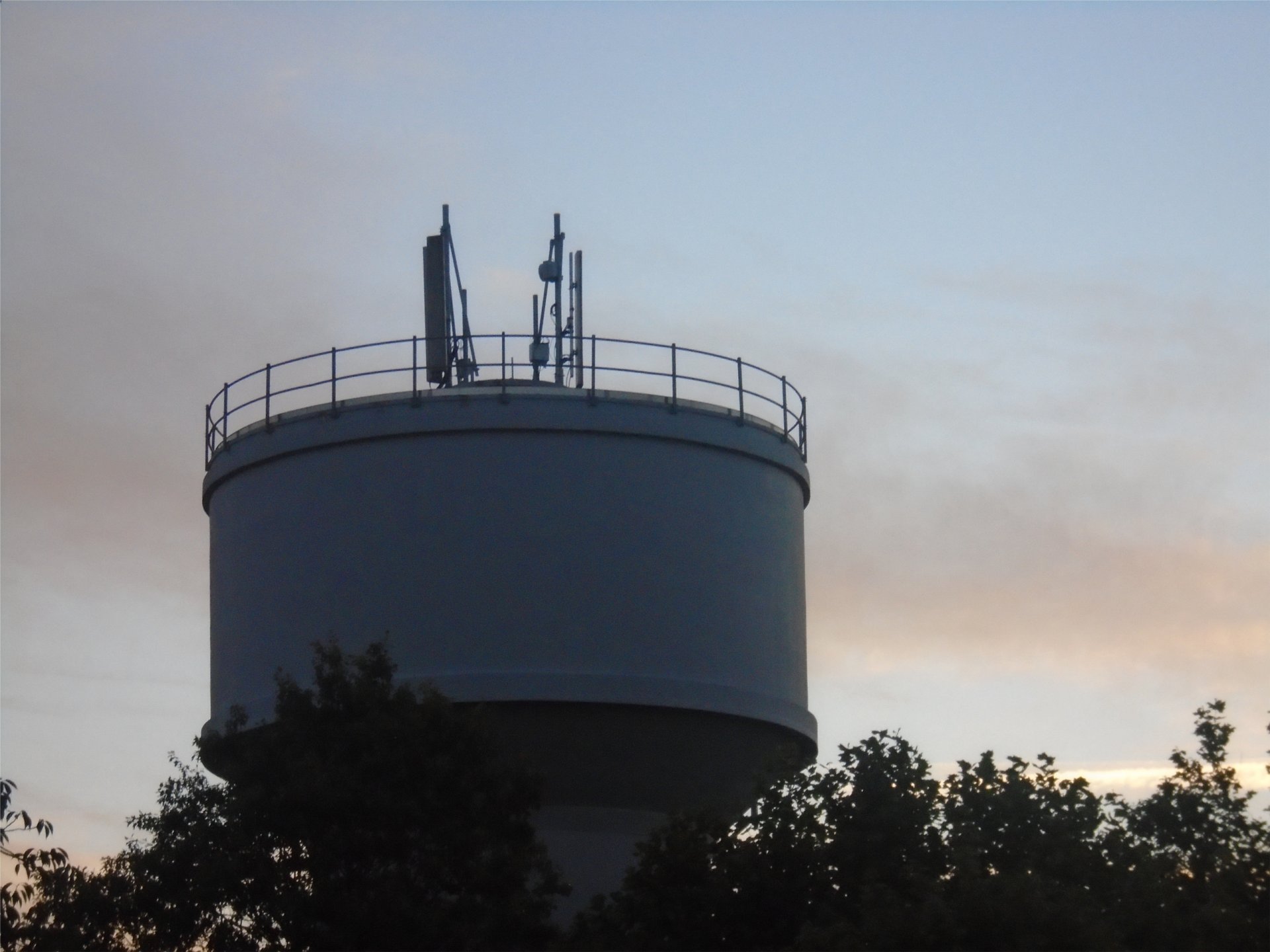 Fonds d'cran Constructions et architecture Constructions diverses Chteau d'eau au coucher de soleil