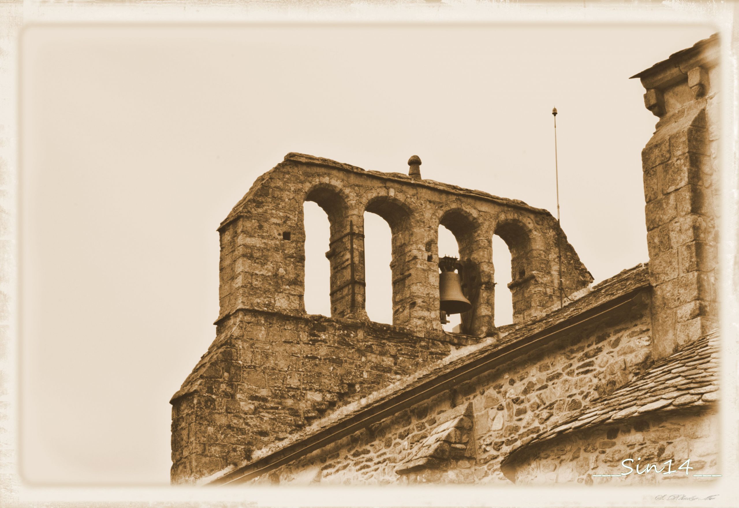 Fonds d'cran Constructions et architecture Edifices Religieux LOZERE église du XII ème