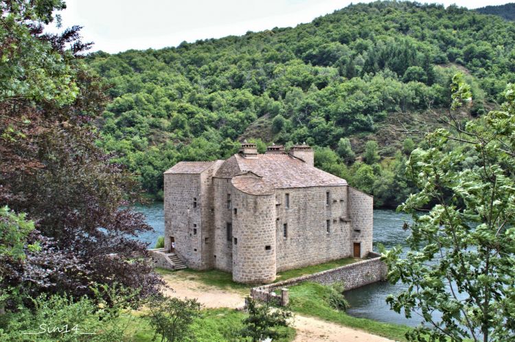 Fonds d'cran Constructions et architecture Chteaux - Palais LOZERE