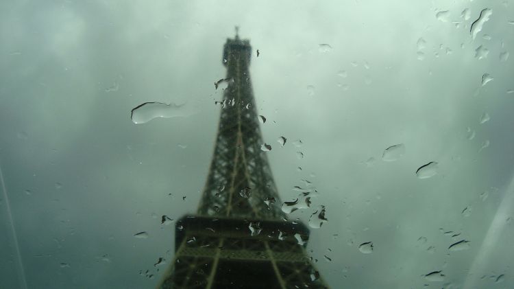 Fonds d'cran Voyages : Europe France > Ile-de-France > Paris La Tour Eiffel sous la pluie