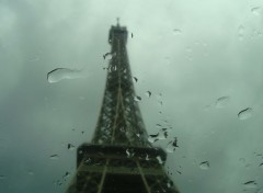 Fonds d'cran Voyages : Europe La Tour Eiffel sous la pluie