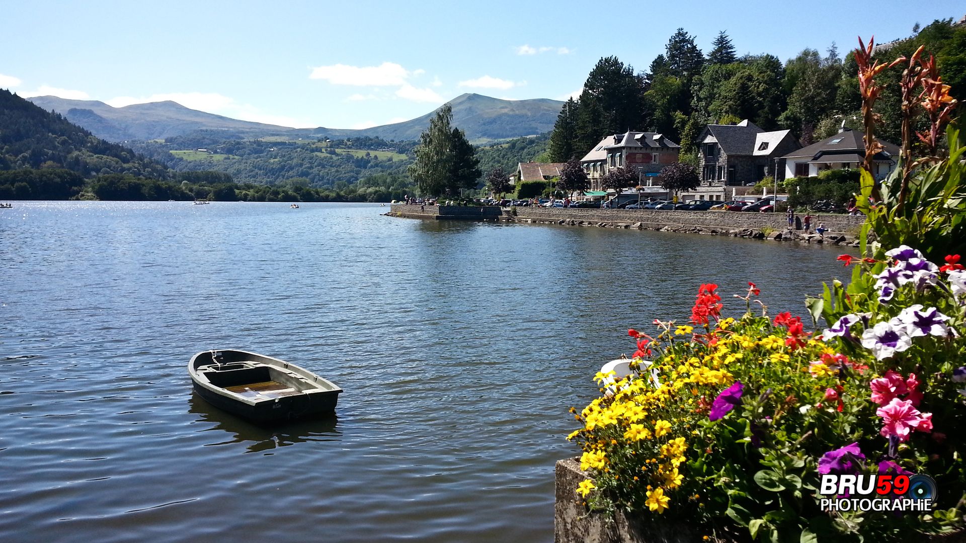 Fonds d'cran Voyages : Europe France > Auvergne Le Lac Chambon