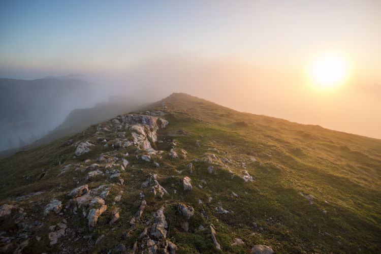 Fonds d'cran Nature Montagnes Brume au sommet