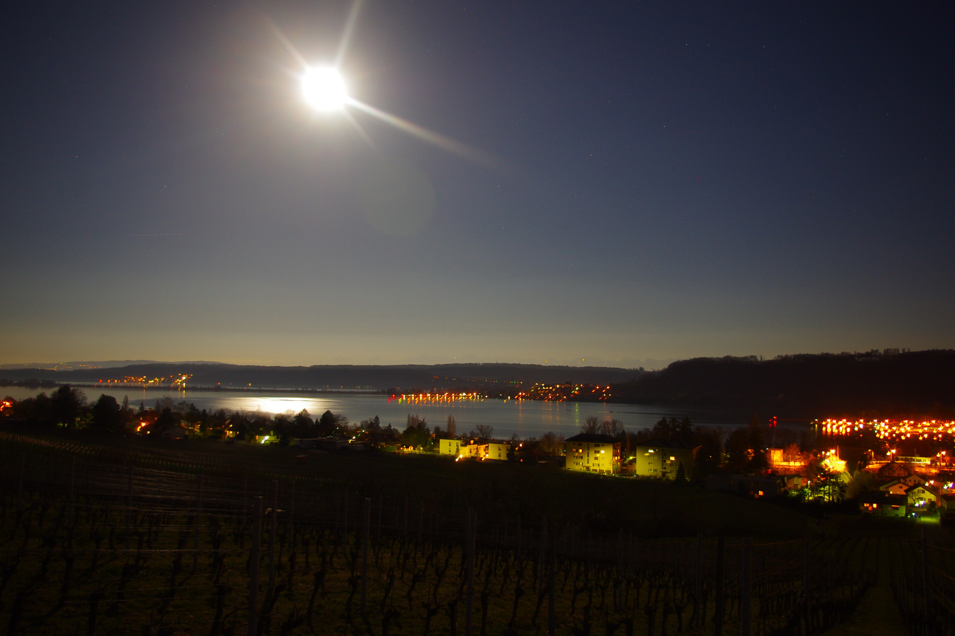 Fonds d'cran Nature Lacs - Etangs Lac de Bienne (Suisse), vu du Landeron par une nuit de pleine lune