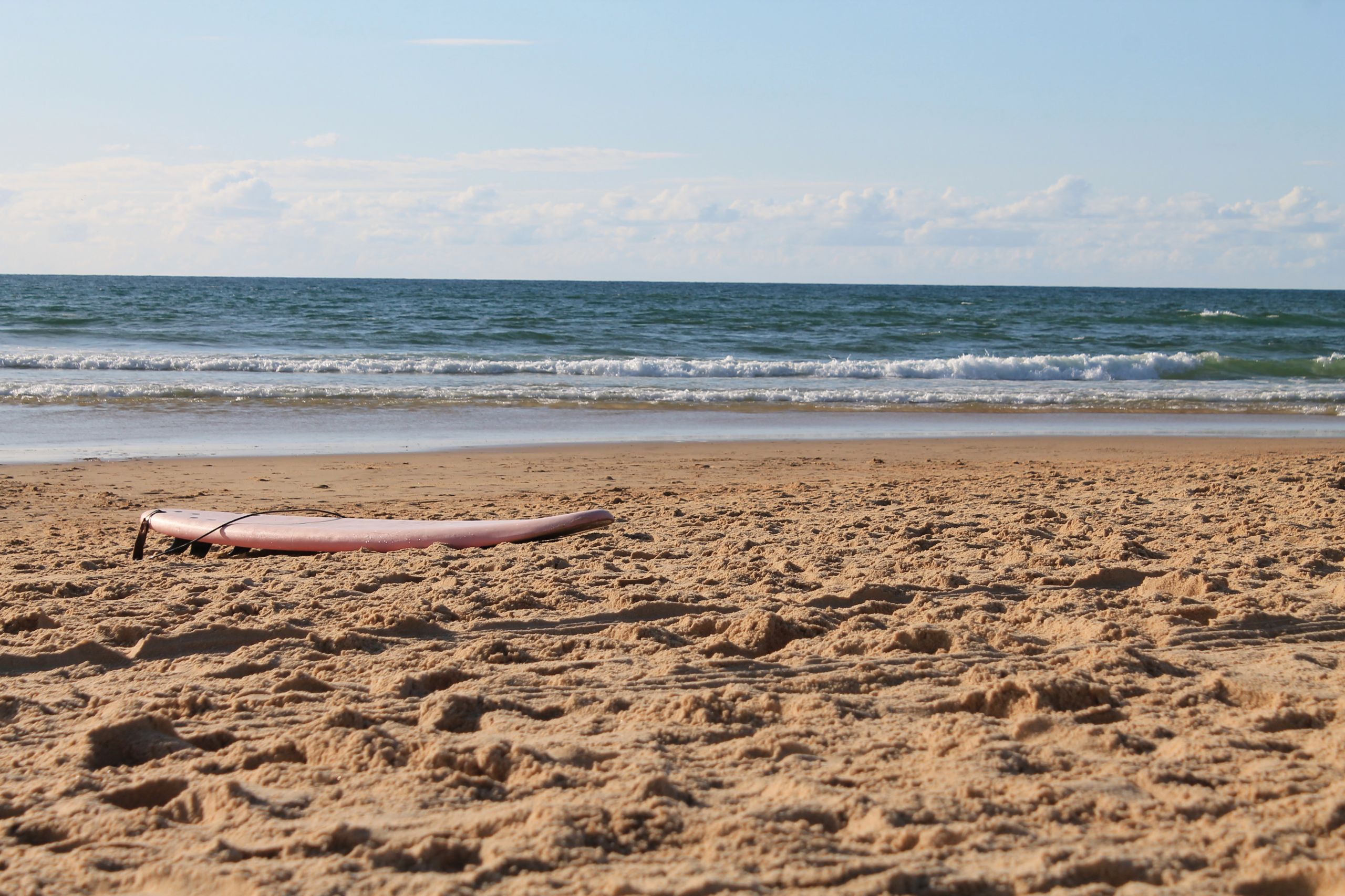 Fonds d'cran Nature Mers - Ocans - Plages A surfboard failed on the bank of the Atlantic Ocean.