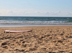  Nature A surfboard failed on the bank of the Atlantic Ocean.