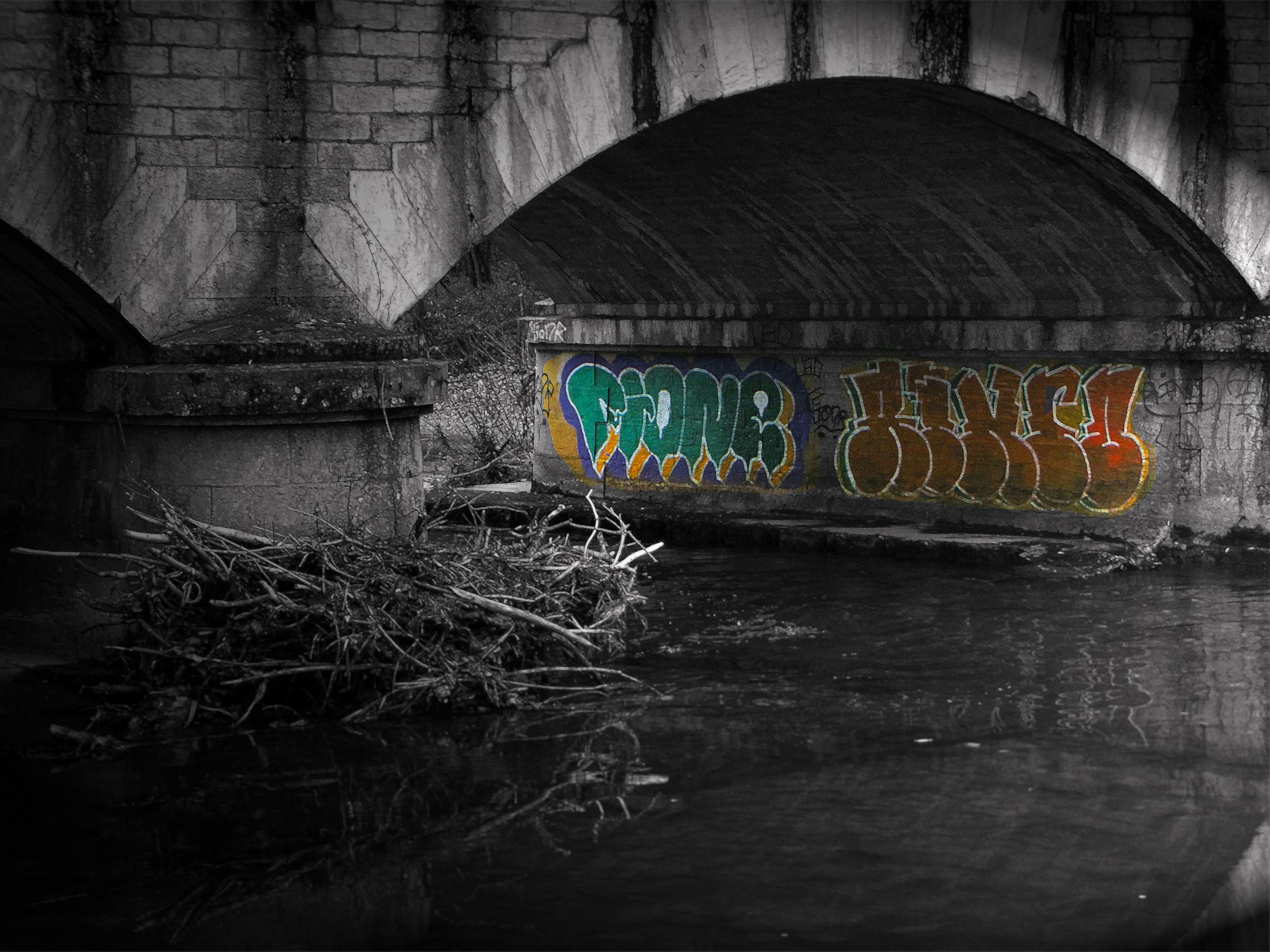 Fonds d'cran Constructions et architecture Ponts - Aqueducs Graffiti sous un pont