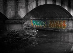  Constructions et architecture Graffiti sous un pont