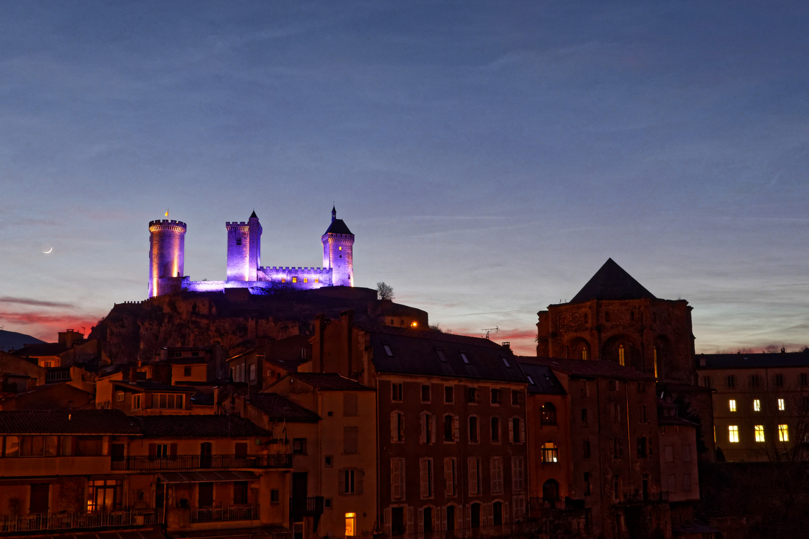 Fonds d'cran Constructions et architecture Chteaux - Palais Un château dans la nuit