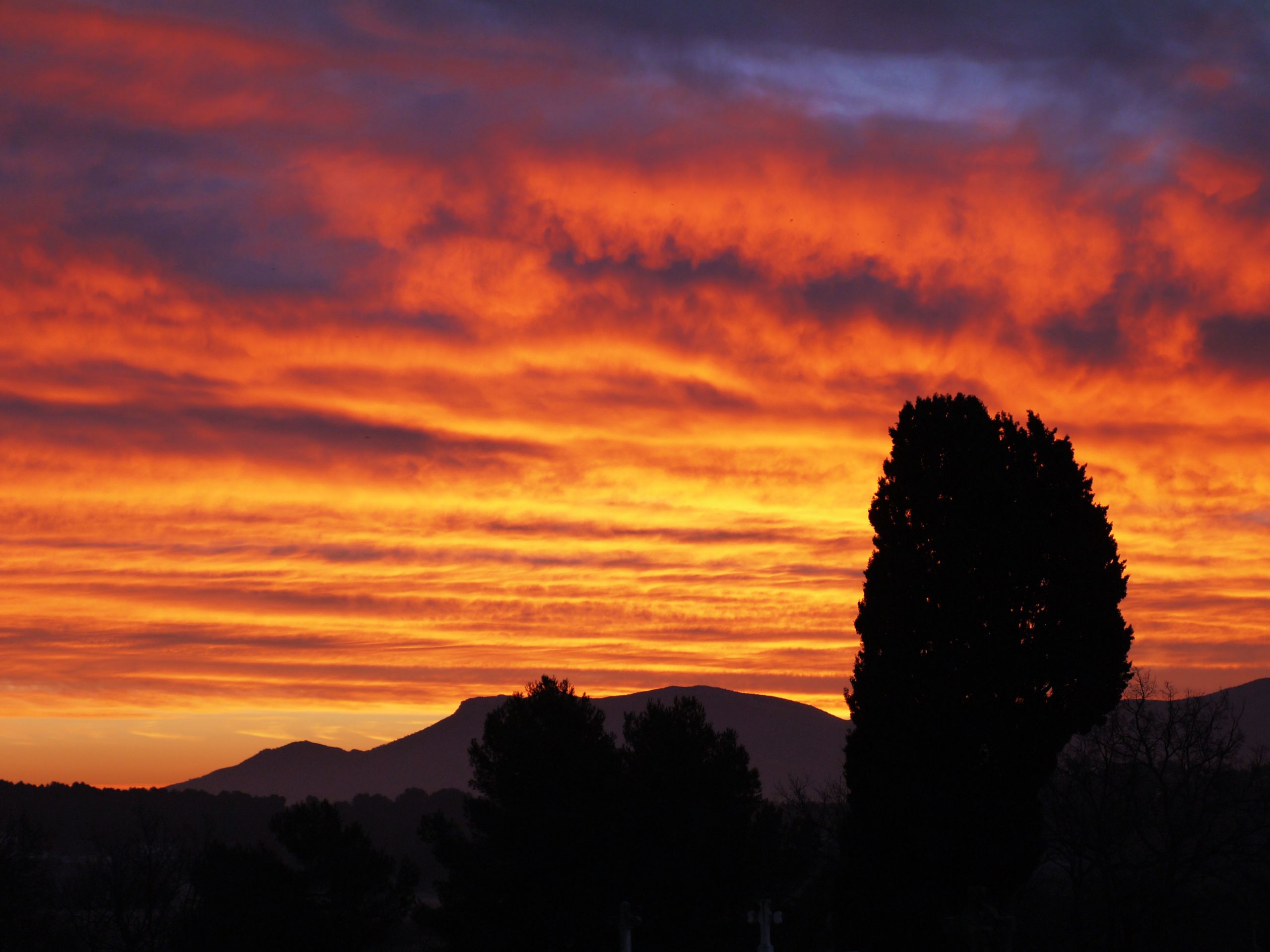 Fonds d'cran Nature Ciel - Nuages Aube du pays d'aix