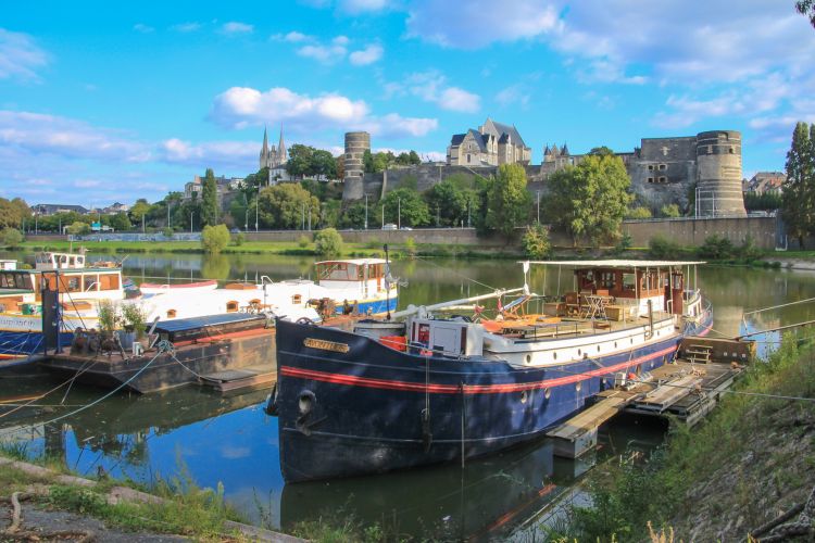 Fonds d'cran Bateaux Pniches Péniches du quai de la Savatte -49- Angers