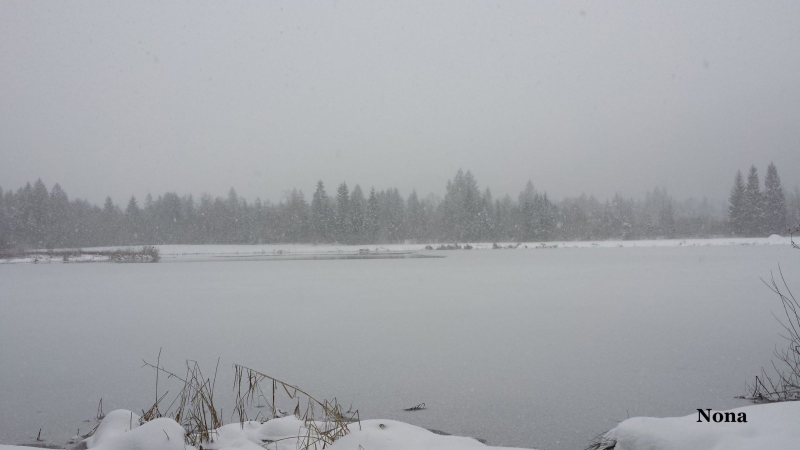 Fonds d'cran Nature Saisons - Hiver Lac gelé sous la neige