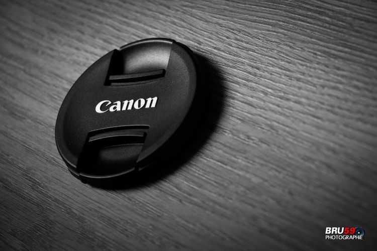 Fonds d'cran Objets Photographie Canon cache objectif sur parquet