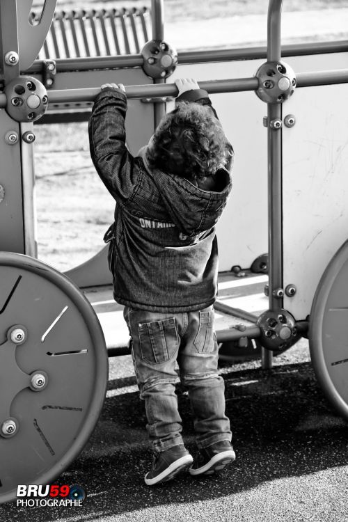 Fonds d'cran Hommes - Evnements Bbs - Enfants Garon sur la pointe des pieds dans un jeu