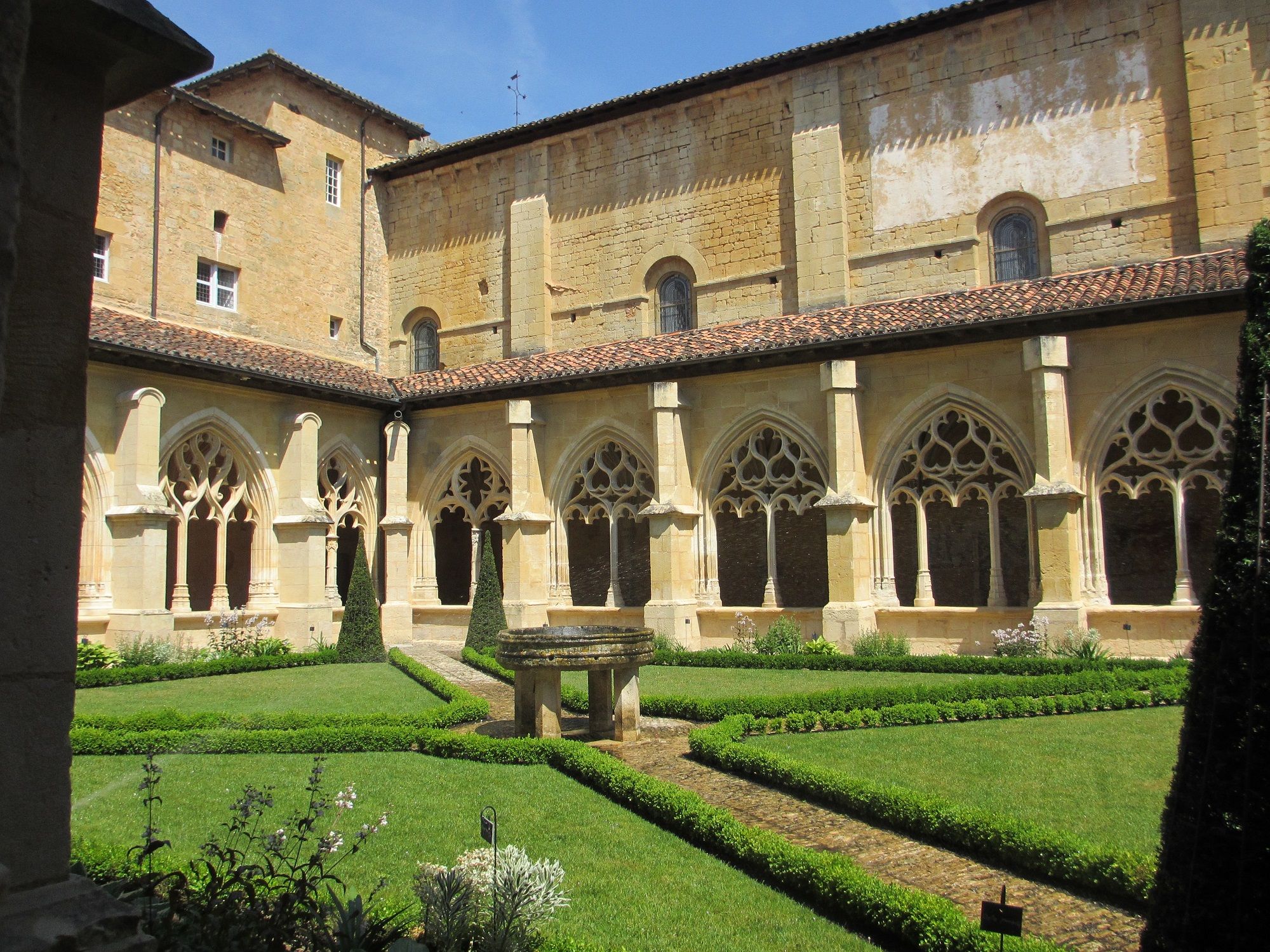 Fonds d'cran Constructions et architecture Edifices Religieux Cloître de l'abbaye de Cadouin, Dordogne