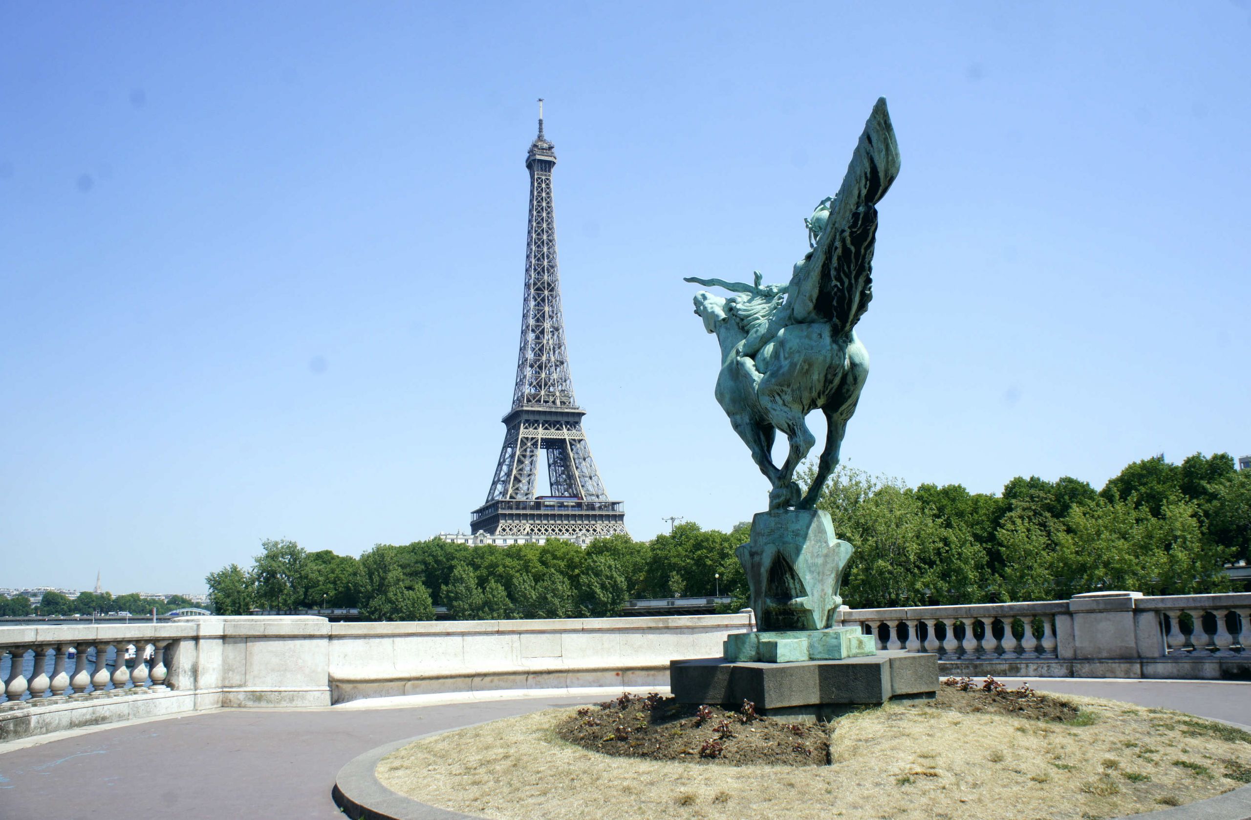 Fonds d'cran Constructions et architecture Statues - Monuments Toujours un plaisir de revoir cette grande dame de fer, pour l'admiration de nos touristes !