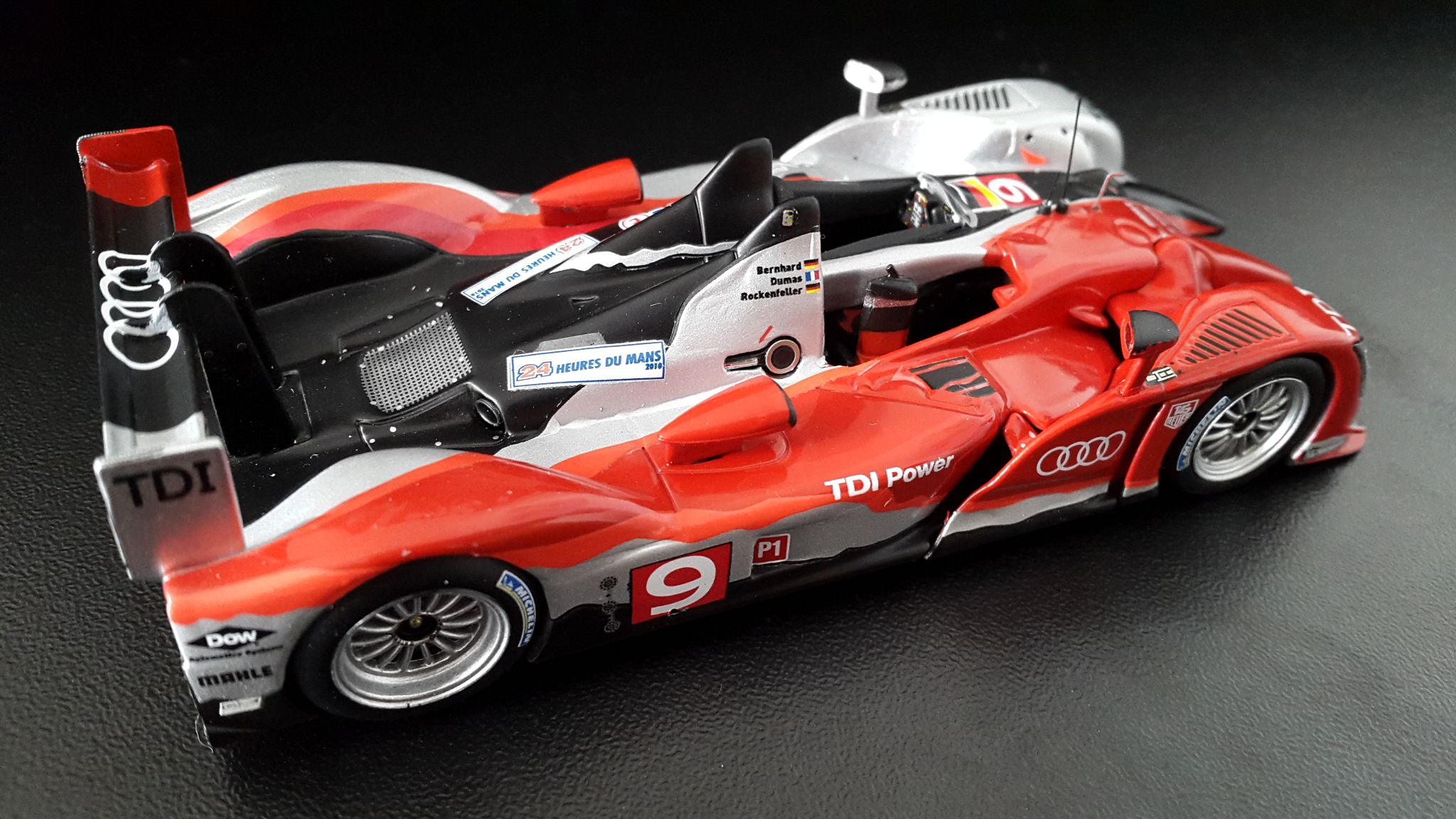 Fonds d'cran Voitures Voitures miniatures Audi R15 plus TDI victorieuse 24 Heures du Mans 2010