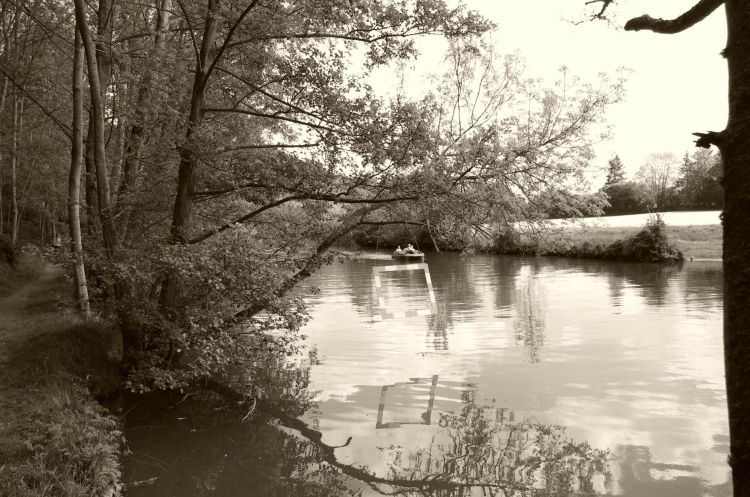 Fonds d'cran Nature Fleuves - Rivires - Torrents Pdalo sur la rivire