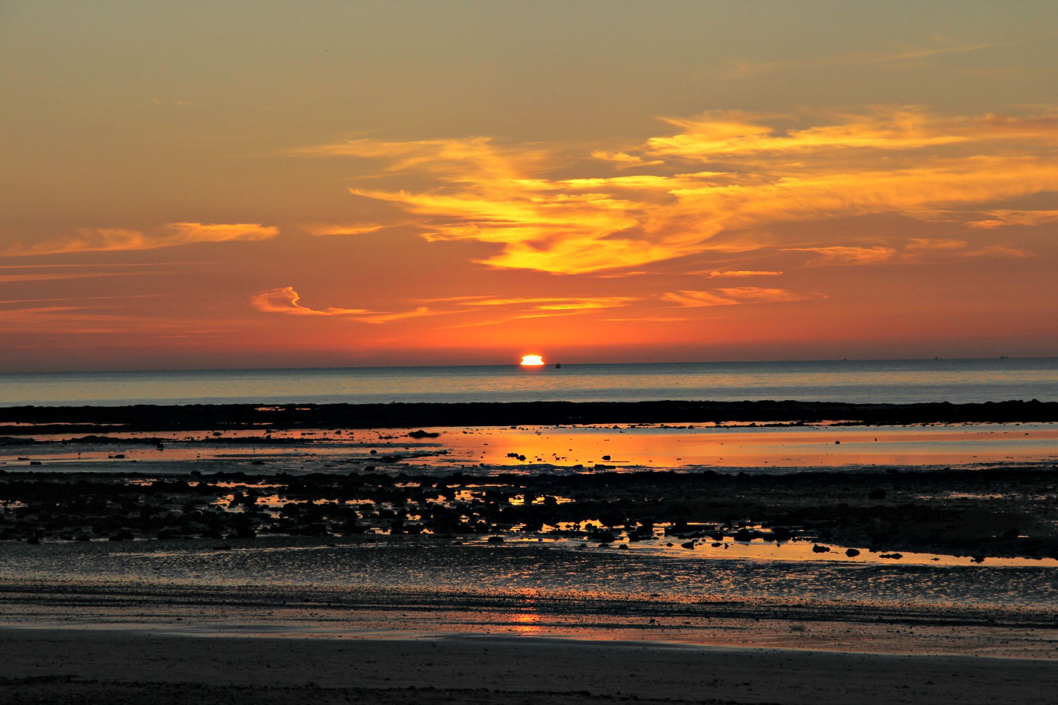 Fonds d'cran Nature Couchers et levers de Soleil coucher du soleil: vue de la plage de Villerville (dp 14) en septembre 2012