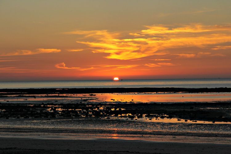 Fonds d'cran Nature Couchers et levers de Soleil coucher du soleil: vue de la plage de Villerville (dp 14) en septembre 2012