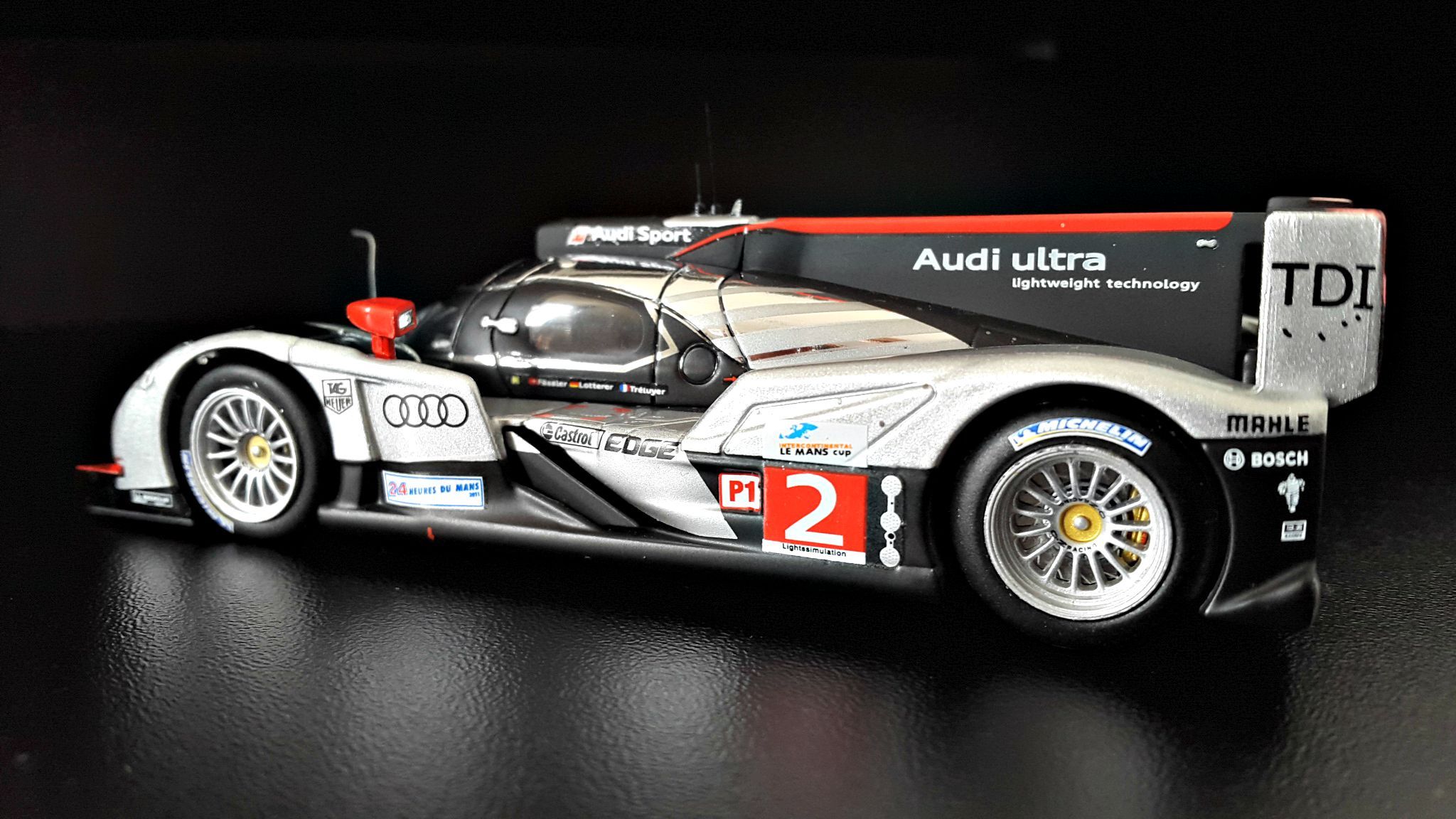 Fonds d'cran Voitures Voitures miniatures Audi R18 TDI victorieuse 24 Heures du Mans 2011