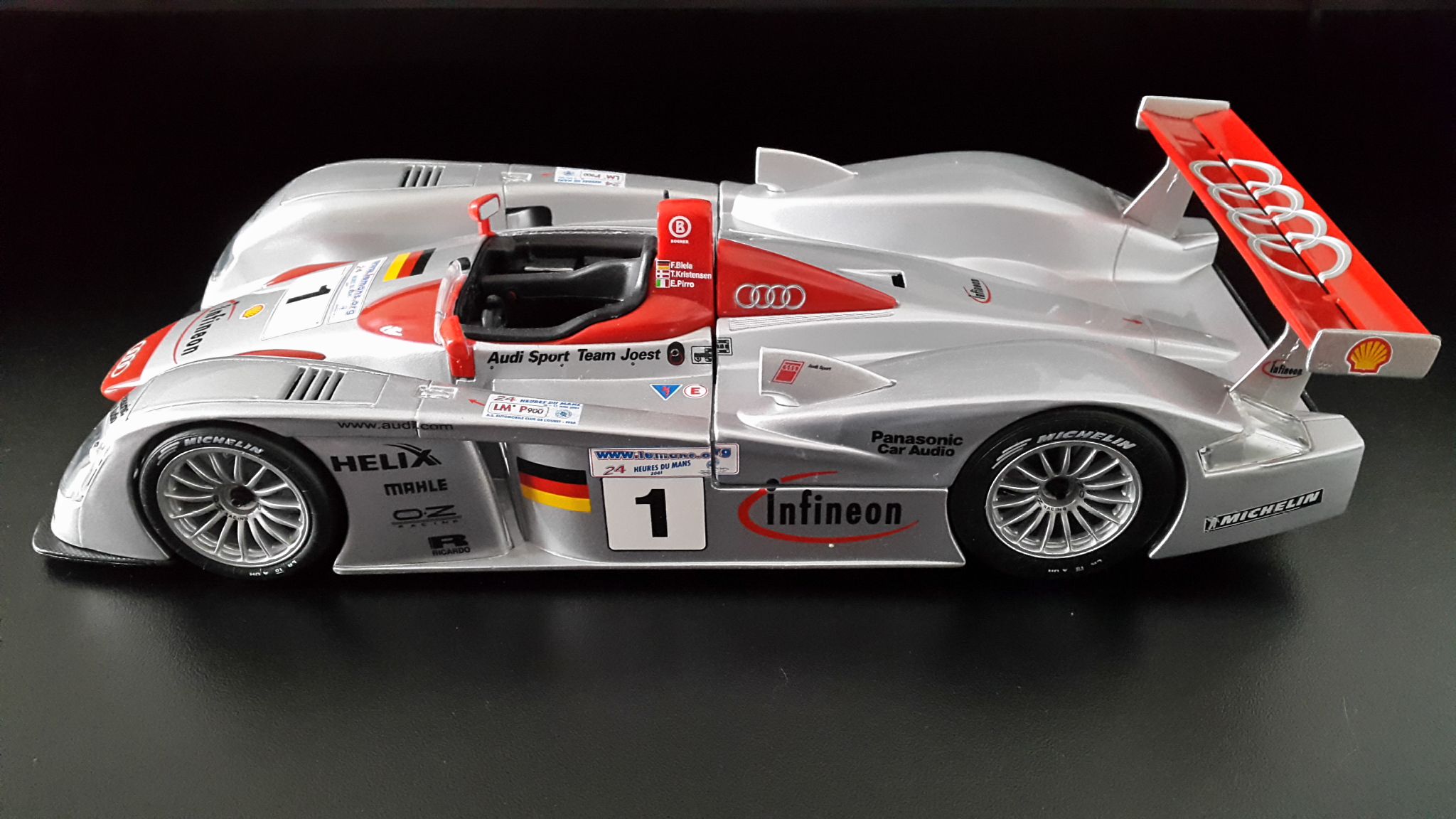 Fonds d'cran Voitures Voitures miniatures Audi R8 victorieuse des 24 Heures du Mans 2001