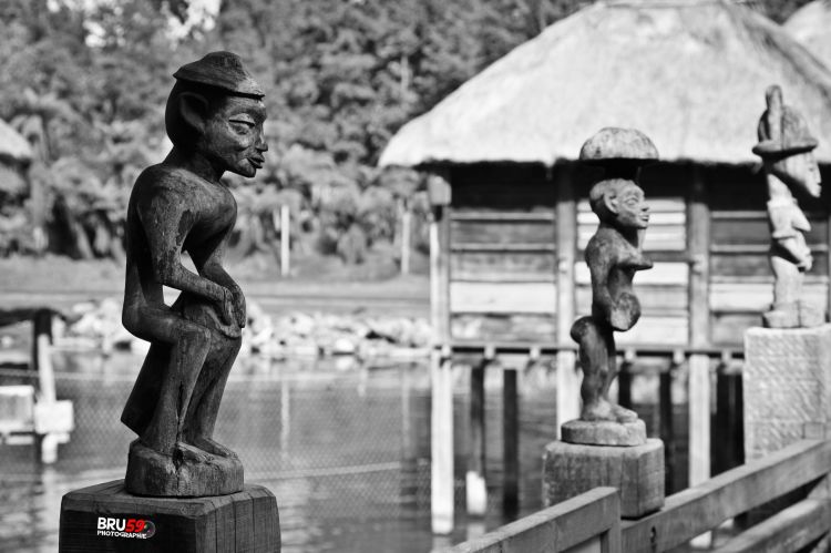 Fonds d'cran Objets Statuettes - Sculptures Pairi Daiza - Village Lacustre