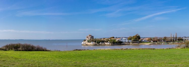 Fonds d'cran Voyages : Europe France > Poitou Charente Talmont sur gironde et l'église Sainte Radegonde