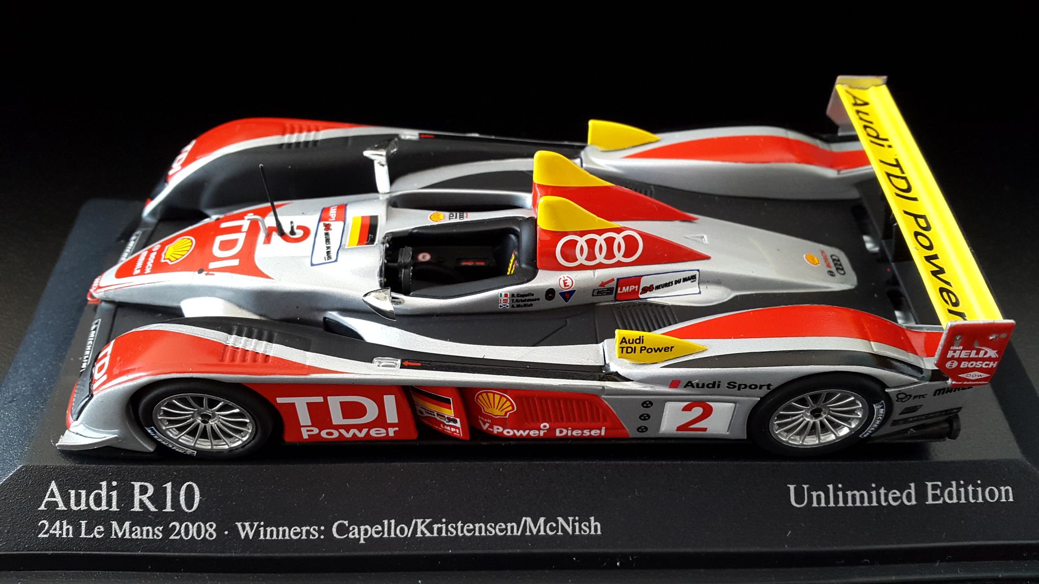 Wallpapers Cars Cars - Toys Audi R10 TDI victorieuse des 24 Heures du Mans 2008