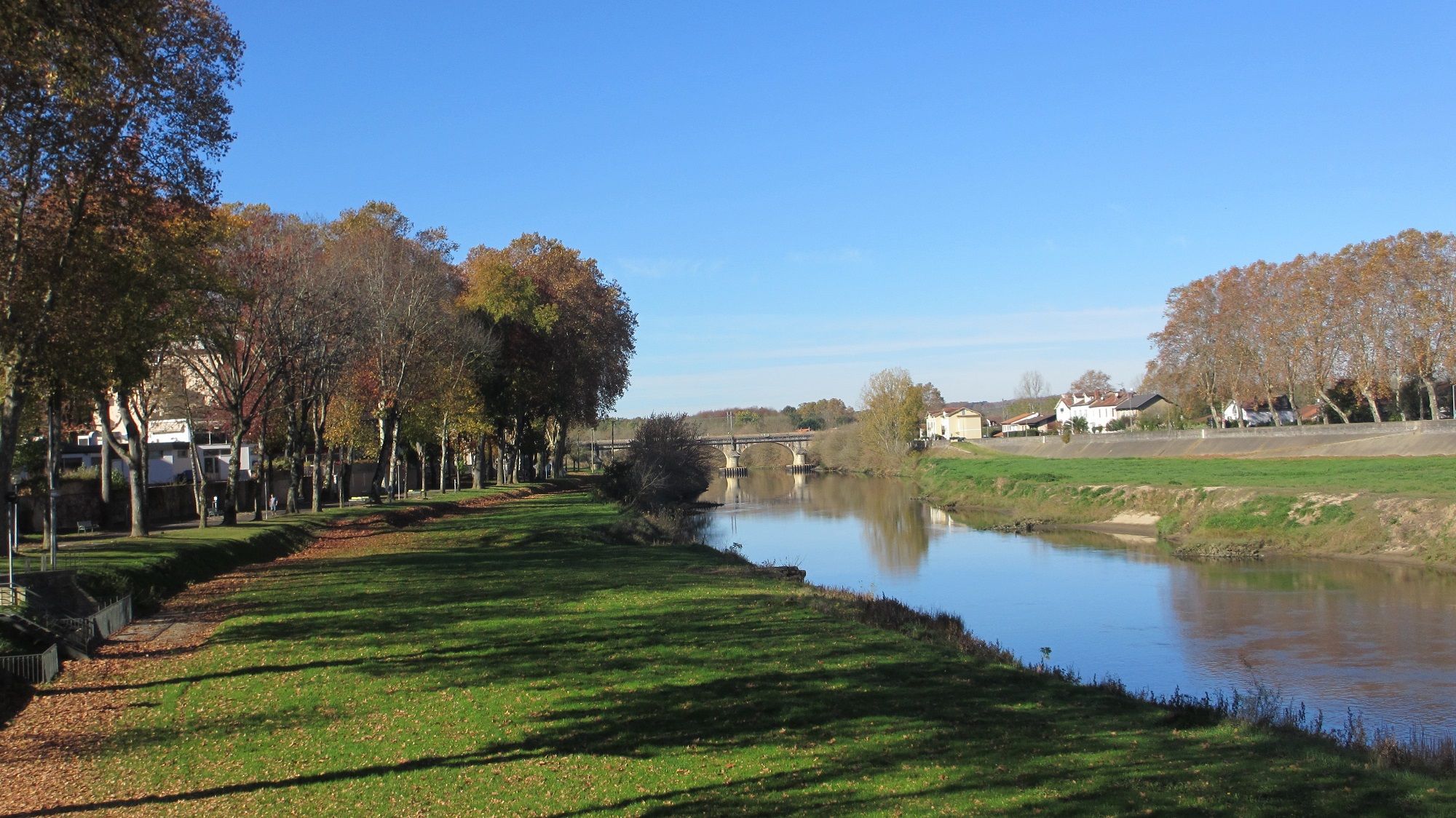 Fonds d'cran Nature Fleuves - Rivires - Torrents L'Adour à Dax avec le pont du chemin de fer