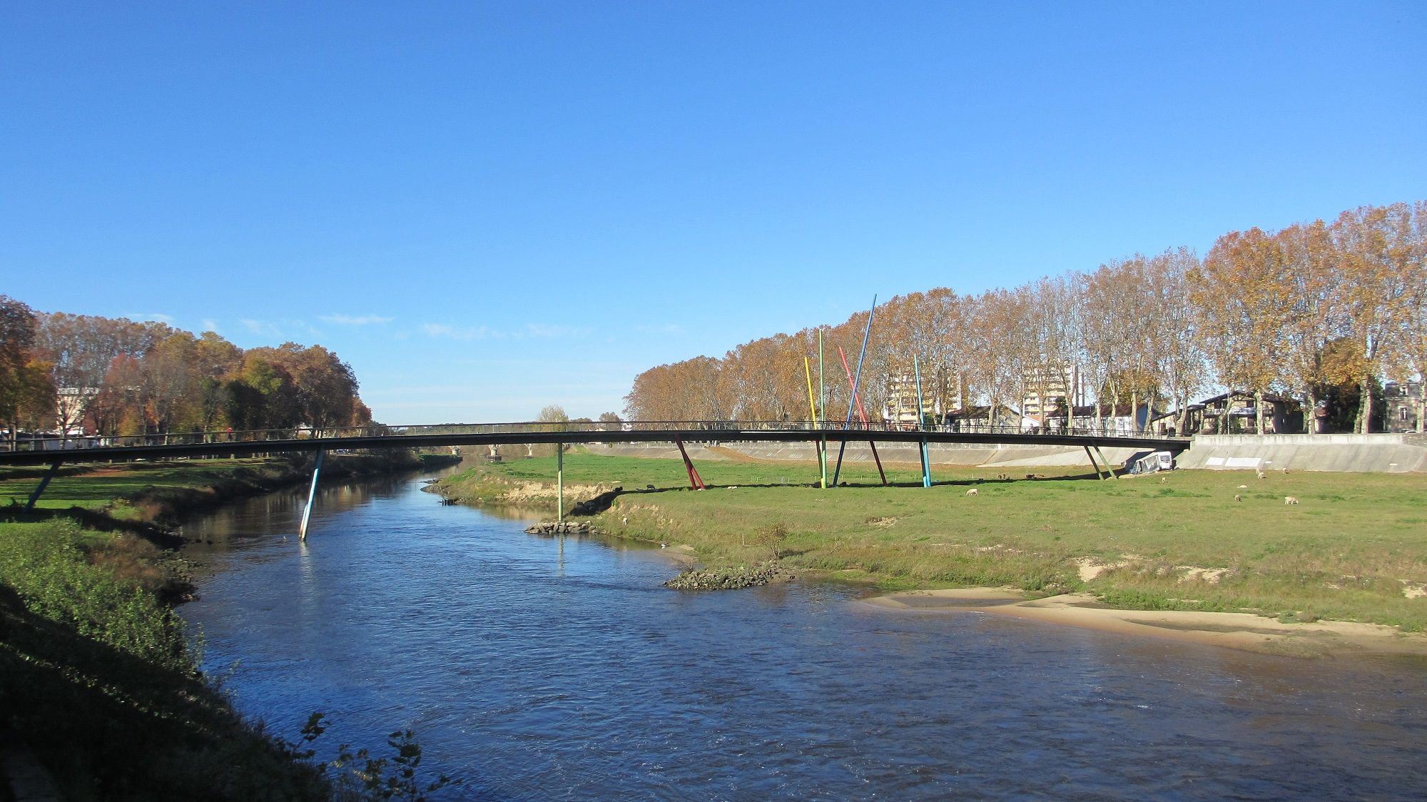 Fonds d'cran Nature Fleuves - Rivires - Torrents L'Adour à Dax avec le passerelle